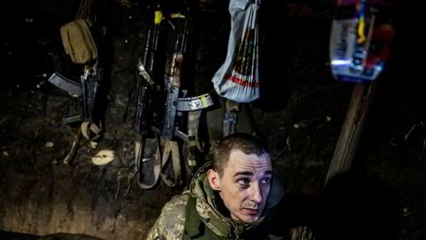 – Ukraina trenger militært påfyll av ammunisjon, artillerigranater og missiler til missilsystemene de har fått. Der er det god vilje. Problemet er at produksjonskapasiteten ikke er stor nok, sier utenriksminister Espen Barth Eide. Her er ukrainske soldater ved frontlinjen nær byen Marinka.