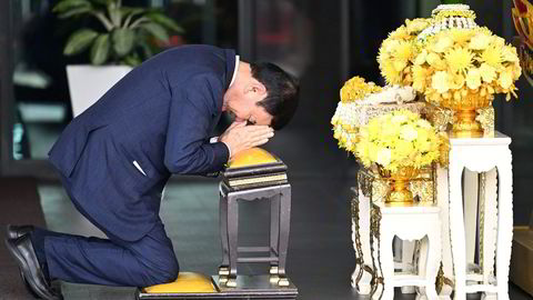 Thailands tidligere statsminister Thaksin Shinawatra knelte foran portrettet av Thailands konge tirsdag morgen – før han ble arrestert.