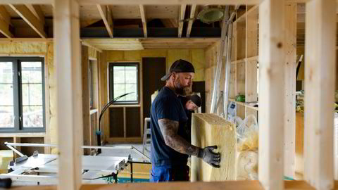 Tømrer Rune Trelvik bygger hytter for hytteprodusent Tinde Hytter, som det siste året har ansatt 40 nye snekkere for å dekke den høye etterspørselen i hyttemarkedet.