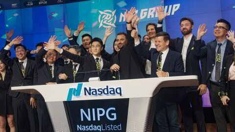 Hicham Chahine (i midten) ringte i bjellen da NIP Group ble børsnotert i USA fredag.