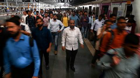India vil offisielt gå forbi den tidligere koloniherren Storbritannia i år og bli verdens femte største økonomi – bak USA, Kina, Japan og Tyskland. Her fra jernbanestasjonen Chhatrapati Shivaji Maharaj Terminus i Mumbai, som ble åpnet i 1887.