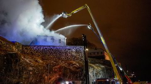 Mannskaper fra Oslo brann- og redningsetat jobbet lørdag kveld og natt til søndag med å slukke brann i restaurant Festningen i Oslo sentrum. Brannen er nå slukket.