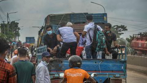 Myndighetene i Bangladesh har beordret en full nedstengning for hele landet fra torsdag. Mange har forsøkt å komme seg vekk fra hovedstaden Dhaka for å reise til landsbygden før nedstengningen starter.