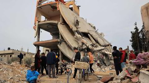 Palestinere ser på virkningene av Israels bombing i Khan Yunis, sør på Gaza, 21 desember.
