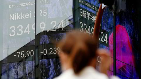 Det har vært rekordhøy handel fra utenlandske investorer ved Tokyo-børsen de siste 12 ukene. Etter en positiv start fredag morgen, pekte pilene ned etter en svakt høyere prisvekst enn ventet.