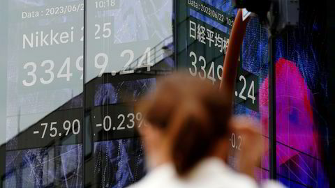 Det har vært rekordhøy handel fra utenlandske investorer ved Tokyo-børsen de siste 12 ukene. Etter en positiv start fredag morgen, pekte pilene ned etter en svakt høyere prisvekst enn ventet.