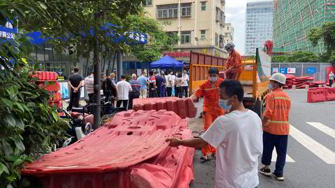 Barrikadene er tilbake i deler av Shenzhen, blant annet i Wanxia-området, etter det ble registrert rundt ti nye smittetilfeller i helgen. Shenzhen har 17 millioner innbyggere.