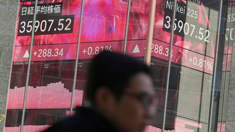 Investorer flokker til Tokyo-børsen. Den japanske økonomien er i ferd med å innta sneglefart og Tyskland har sannsynligvis skjøvet Japan ned på oversikten over verdens største økonomier.