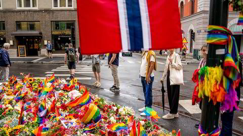 Folk har lagt ned blomster og pride-flagg etter det natt til lørdag ble avfyrt flere skudd på utsiden av London pub i sentrum av Oslo, der flere ble skadd og to drept.
