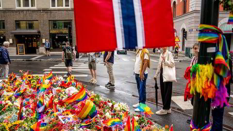 Folk har lagt ned blomster og pride-flagg etter det natt til lørdag ble avfyrt flere skudd på utsiden av London pub i sentrum av Oslo, der flere ble skadd og to drept.