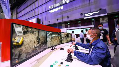 Huaweis 5G teknologi kan brukes til å kontrollere en kran, vises det her frem på en konferanse i Shanghai. Ny teknologi som tingenes internett, 5G og kunstig intelligens skaper nye sårbarheter, skriver artikkelforfatterne.