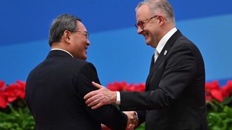 Kinas statsminister Li Qiang og hans australske kollega Anthony Albanese lover å begrave stridsøksen og normalisere forholdet mellom de to landene. Statsminister Li lover at Kina skal øke importen fra handelspartnere. Her fra åpningsseremonien på China International Import Expo i Shanghai på søndag.