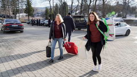 Tonje Brenna har tidligere sagt Anniken Huitfeldt er den hun setter høyest i partiet. Her er de på vei inn til fjorårets budsjettkonferansen. regjeringen starter arbeidet med budsjettet for 2023.