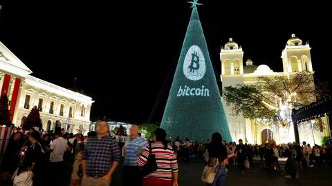 Et bitcoin-inspirert juletre er på plass i San Salvador i El Salvador. El Salvador var det første landet i verden til å gjøre bitcoin til lovlig betalingsmiddel i 2021.