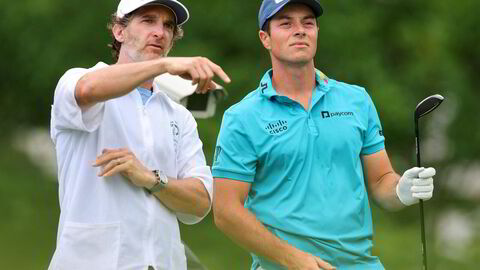 Han har vært den norske golfspilleren Viktor Hovlands (til venstre) caddie siden 2019. Hva heter han?