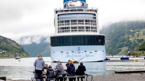 Cruiseskipene i norske farvann vil trolig slippe ut minst like mye CO2 som all innenriks luftfart i år. Her Royal Caribbeans Anthem of the Seas i Geiranger.