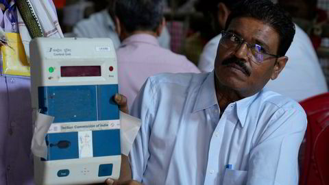 Opptellingen etter valget i India startet tirsdag morgen lokal tid. De elektroniske opptellingsmaskinene har vært forseglet og ble vist frem idet opptellingen startet. Her fra Lucknow.