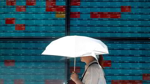 Det er stormkast ved Tokyo-børsen. Nikkei-indeksen stupte med over 11 prosent i løpet av handelen på mandag morgen.