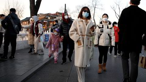 Koronaviruset dukket først opp i byen Wuhan i Kina for tre år siden. Landet har siden stått for svært strenge koronatiltak. Men i desember skrinla Beijing nullsmittestrategien.