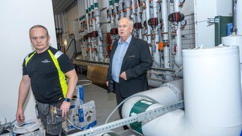 I varmesentralen i Folkets Hus på Youngstorget er nytt anlegg installert. Vaktmester Kurt Iversen (til venstre) sammen med daglig leder Henning Stordal i Oslo Kongressenter Folkets Hus.