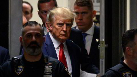 Tidligere president Donald Trump på vei inn i en rettssal i New York i april.
