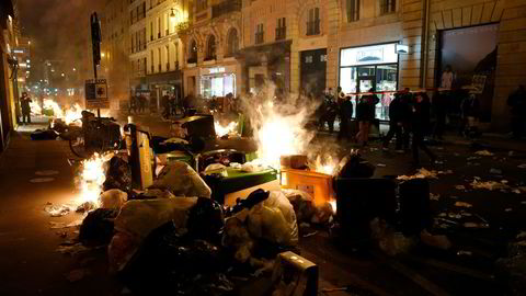 Søppel brenner nær Concordeplassen i Paris på torsdag, fyrt opp av demonstranter som misliker at president Macron skrur opp pensjonsalderen til 64 år.