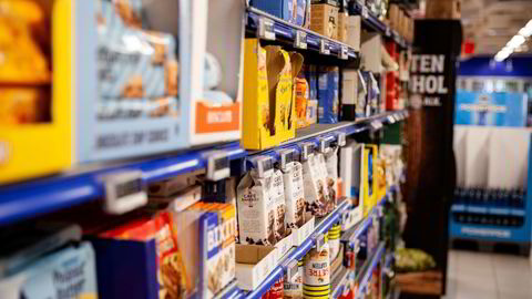 Omsetningsvolumet i dagligvarebutikkene falt i desember, ifølge SSB.