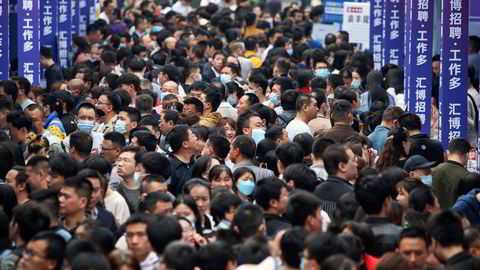 Arbeidsledigheten hos unge under 25 år i Kina er rekordhøy. Nesten 12 millioner nyutdannede fra universiteter er på vei inn i arbeidsmarkedet. Det er få muligheter. Her fra en jobbmesse i storbyen Chongqing i vår.