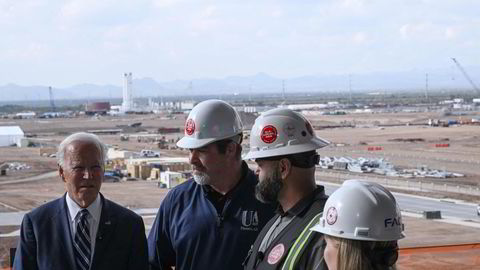 Midt ute Arizona-ørkenen er TSMC i ferd med å bygge et av verdens største og moderne anlegg for produksjon av databrikker. En topptung delegasjon, ledet av president Joe Biden, deltok i seremonien hvor det første produksjonsutstyret ble installert på tirsdag.