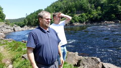 Hvor blir laksen av? Sekretær i elveeierlaget i Mandalselva, Karl Gjermund Damli (til venstre), og oppsynsmann Mads Heldal, lurer på hva kollapsen i villaksinnsiget til elvene skyldes. Det er de ikke alene om.