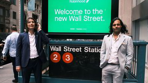 Robinhood-gründerne Baiju Bhatt (til høyre) og Vlad Tenev stilte til fotografering på Wall Street i forbindelse med børsnoteringen torsdag, Møtet med Wall Street ble tøft.