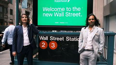 Robinhood-gründerne Baiju Bhatt (til høyre) og Vlad Tenev stilte til fotografering på Wall Street i forbindelse med børsnoteringen torsdag, Møtet med Wall Street ble tøft.