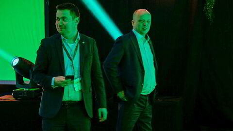 Ifølge ham selv, er fargen det eneste Geir Pollestad (til venstre) har til felles med den bitre julekarakteren Grinchen. Her sammen med partileder Trygve Slagsvold Vedum. Ingen av dem vil tillate jakt i romjulen i Norge.