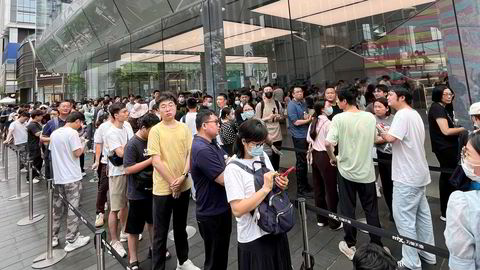Det var lange køer da Huawei, som er underlagt amerikanske sankskjoner, lanserte smarttelefonserien Pura 70 i Kina i slutten av forrige uke. USA vurderer nye sanksjoner.