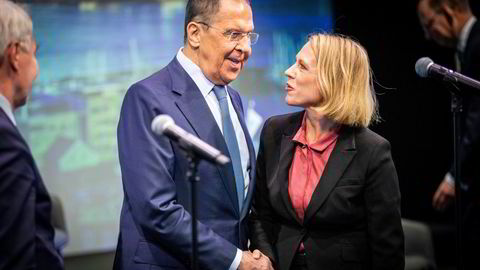 Utenriksminister Anniken Huitfeldt og hennes russiske kollega Sergej Lavrov snakker sammen ved avslutningen av møtet i Barentsrådet.
