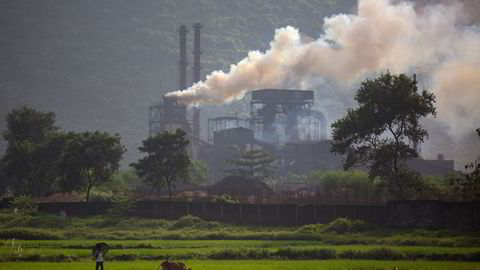 Røyk stiger fra et kullfyrt stålverk i Hehai ved Ranchi i den indiske delstaten Jharkhand. Økt forbruk av kull i India og Kina mer enn oppveier betydelige kutt i USA og EU.