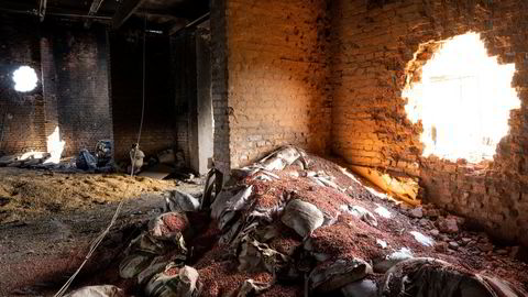 Krigen stanser Ukrainas eksport og inntekter. Bombet kornlager utenfor Kharkiv i det østlige Ukraina