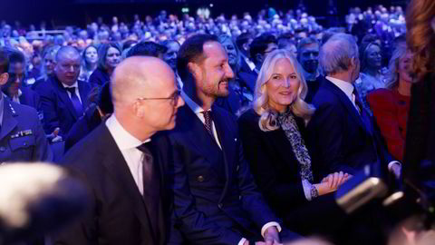 NHOs Ole Erik Almlid sitter på første rad sammen med kronprins Haakon, kronprinsesse Mette-Marit og Jonas Gahr Støre.