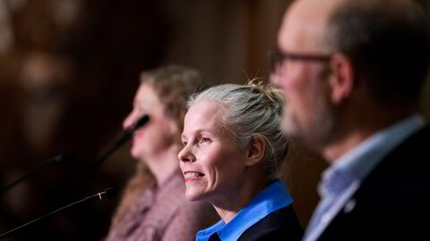 Tuva Moflag (Ap), Kristi Bergstø (SV) og André Myhrvold (Sp)  på Stortinget etter at SV og regjeringspartiene søndag kom til enighet om statsbudsjettet for 2025.