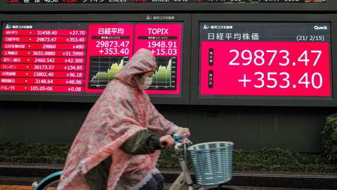 Nikkei 2155-indeksen ved Tokyo-børsen brøt gjennom den psykologisk viktige 30.000-grensen i noen sekunder mandag morgen – for første gang siden august 1990. Dette kom samme dag som Japan la frem solide økonomiske statistikker for fjorårets fjerde kvartal.