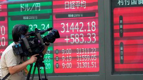 Nikkei-indeksen ved Tokyo-børsen har steget de siste to handelsdagene. Regjeringen gjør klar en ny tiltakspakke og truer med å gripe inn i valutamarkedet hvis det kommer nye uventede bevegelser.