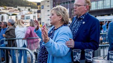 Statsminister Erna Solberg (H) og hennes mann Sindre Finnes avbildet sammen på Bystrandfestivalen på Marineholmen i Bergen.