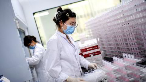 En laborant bruker kunstig intelligens i forbindelse med kreftscreening på et laboratorium i Wuhan, Kina.