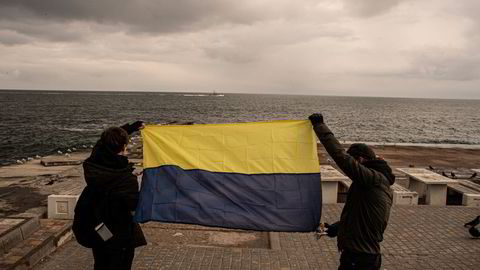 Siden Russland invaderte Ukraina, har tyskerne klart å redusere forbruket av russisk gass fra 55 prosent til 40 prosent. Bildet viser to aktivister som holder det ukrainske flagget.