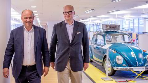 Leif O. Høegh (til høyre) og hans familie er Höegh Autoliners' største aksjonær. Til venstre er rederiets administrerende direktør, Andreas Enger.