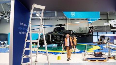 Helikopterselskapet Bell har kanskje den mest iøynefallende standen på oljemessen i år. Administrerende direktør Leif Johan Sevland liker det han ser.
