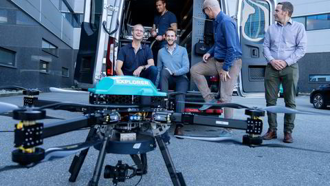 Avanserte droner er satsningsområdet til Field. Nå gjør selskapet et nytt oppkjøp.  Sittende i bilden toppsjef Cato Vevatne  (til høyre) sammen med investor Arild Austigard.