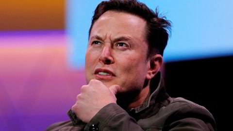 Tesla-gründer Elon Musk anklages i et søksmål for å ha latt være å informere om at han hadde kjøpt seg opp stort i Tesla, slik at han kunne fortsette å kjøpe aksjer til lavere pris. Saksøkerne mener strategien har gått hardt ut over andre investorer.