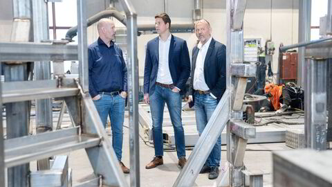 Bjørn Rygg (til høyre) kan glede seg over gode tider i oljebransjen. Her er han hos Metallteknikk på Bryne som leverer til oljebransjen. Til venstre daglig leder Ronny Reiestad i Metallteknikk. Økonomisjef Olav Østhus BR Industrier (i midten).