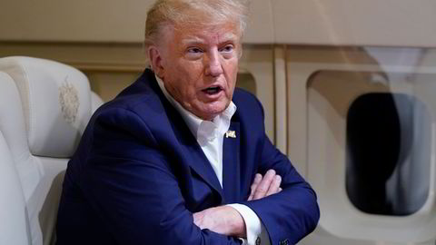 Tidligere president Donald Trump snakket med reportere ombord i privatflyet sitt etter en rally i Texas 25. mars i år.